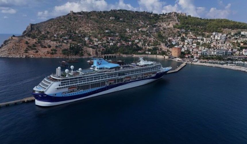 Lüks kruvaziyer bin 765 turist ile Alanya iskelesine demir attı