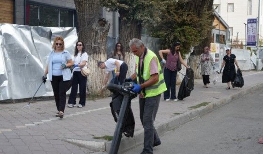 Vali sahaya indi: Eline fırça ve faraş alıp şehri temizledi