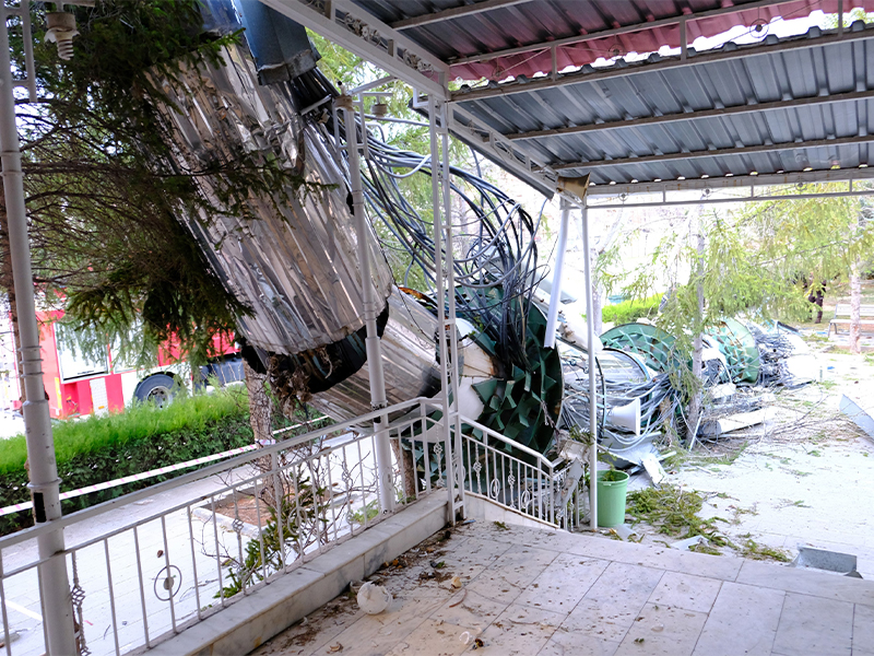 Erzincan’da şiddetli fırtına etkili oldu, cami minaresi yıkıldı