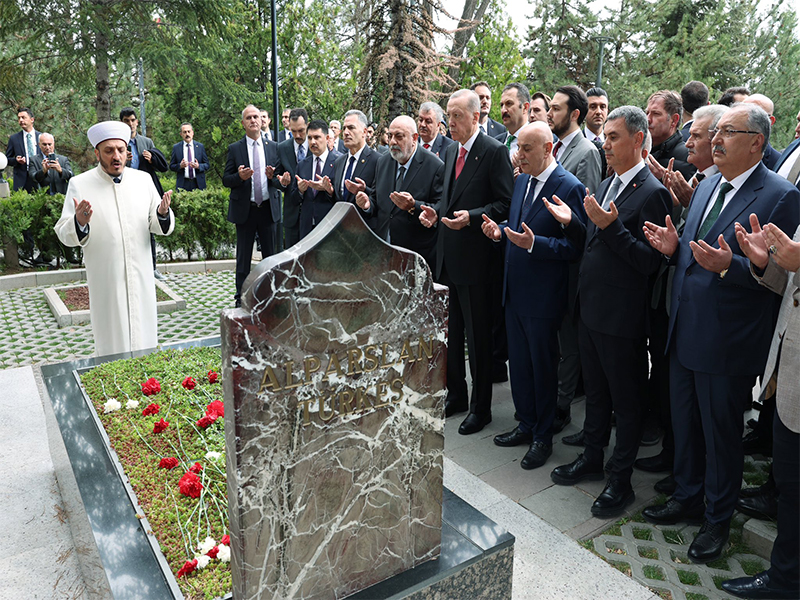 Erdoğan, MHP'nin Kurucu Genel Başkanı Alparslan Türkeş'in kabrini ziyaret etti