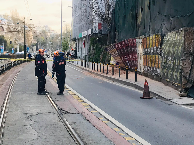 Karaköy’de 5 katlı boş bina çöktü