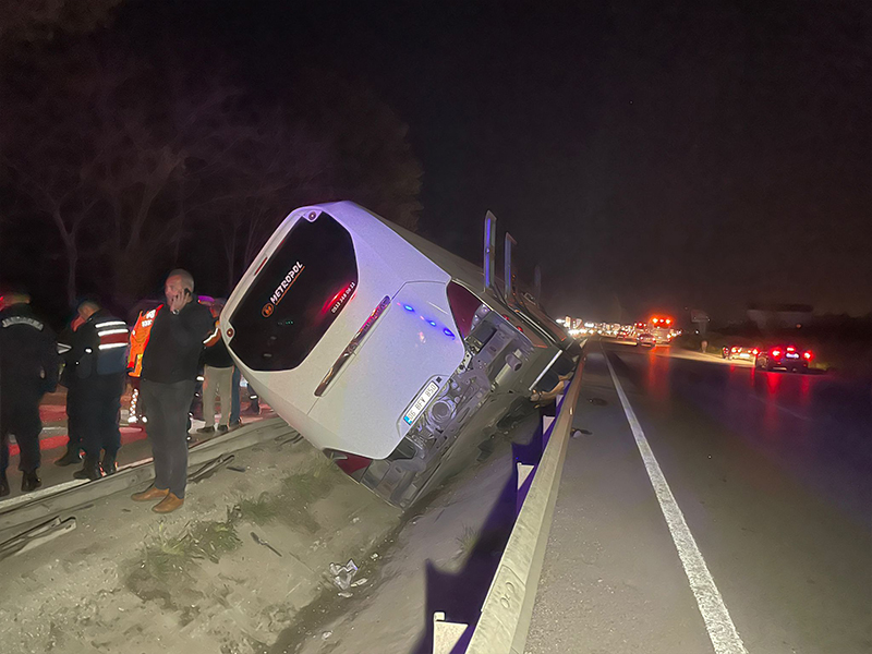 Öğrencileri taşıyan tur otobüsü devrildi: 3 ölü, 44 yaralı!