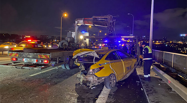 15 Temmuz Şehitler Köprüsü’nde Zincirleme Trafik Kazası 3 Yaralı