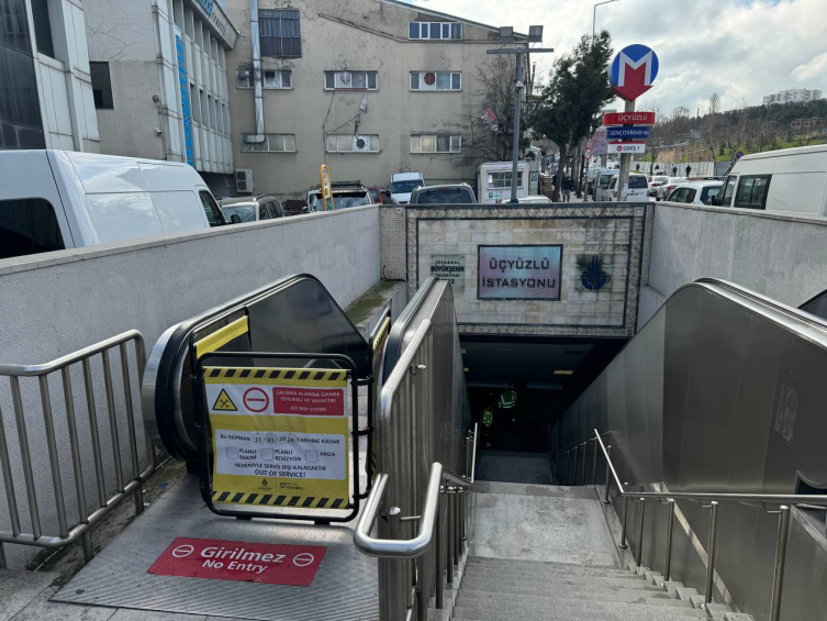 Metro Istasyonunun Yürüyen Merdiven Basamakları Yerinden Çıktı1