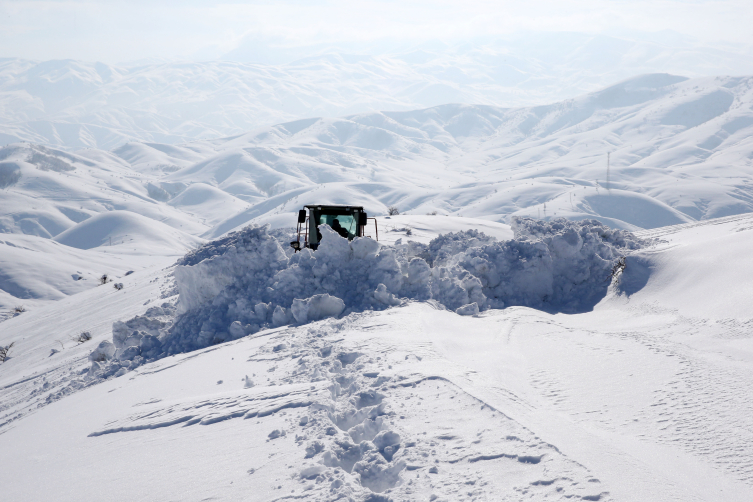Bitlis'te Günlük 200 Kamyon Kar Şehrin Dışına Taşınıyor1