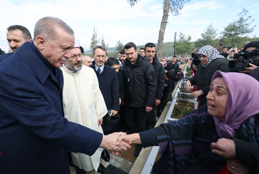 Cumhurbaşkanı Erdoğan Deprem Şehitleri Kabristanı'nı Ziyaret Etti2