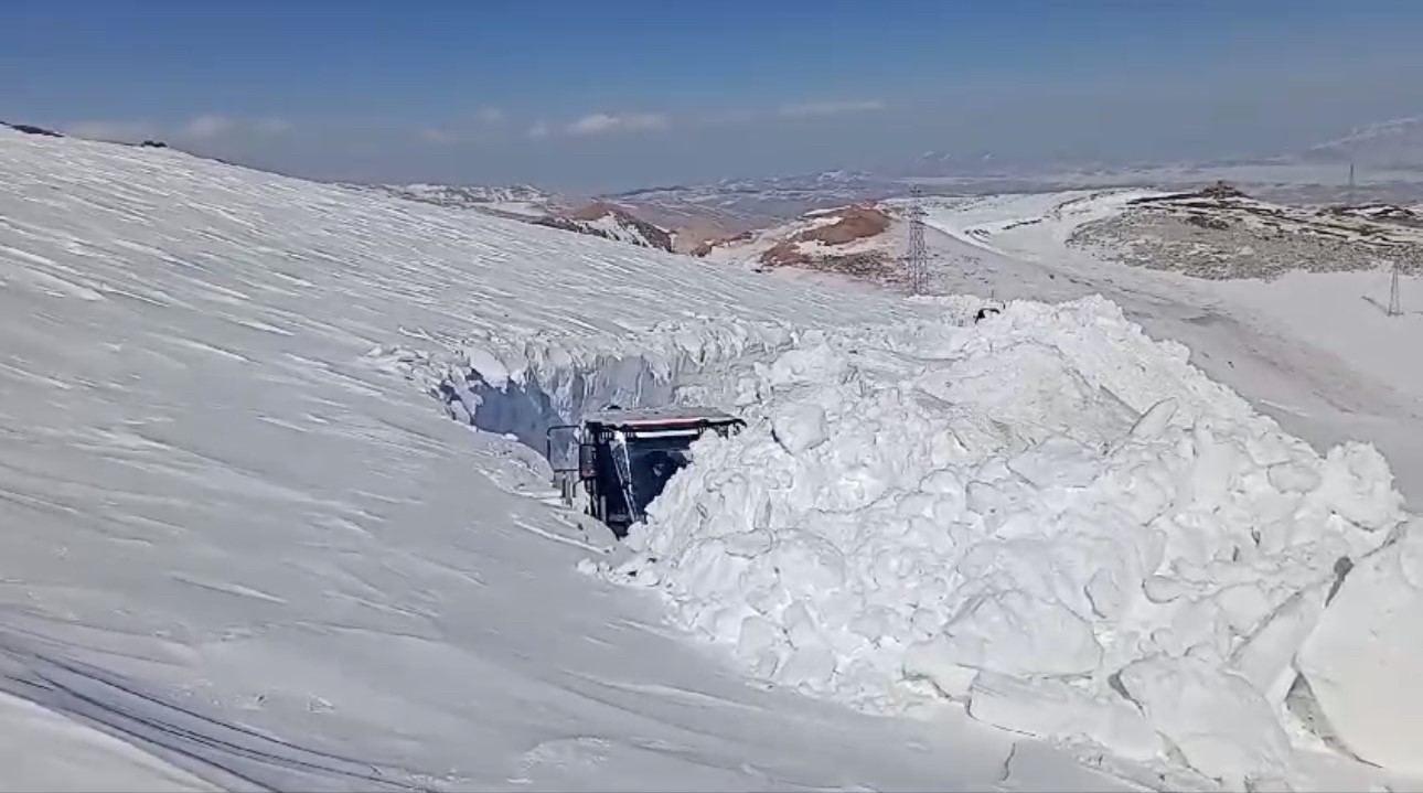 Hakkari'de 5 Metrelik Kar İş Makinesi Kayboldu