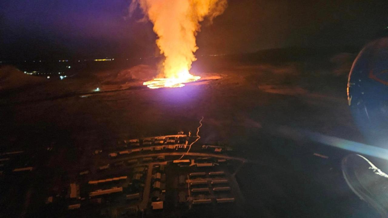 İzlanda Meteoroloji Ofisinden yapılan açıklamaya göre, yerel saatle 06.00 sularında patlayan yanardağın lav püskürttüğü görüntülendi.