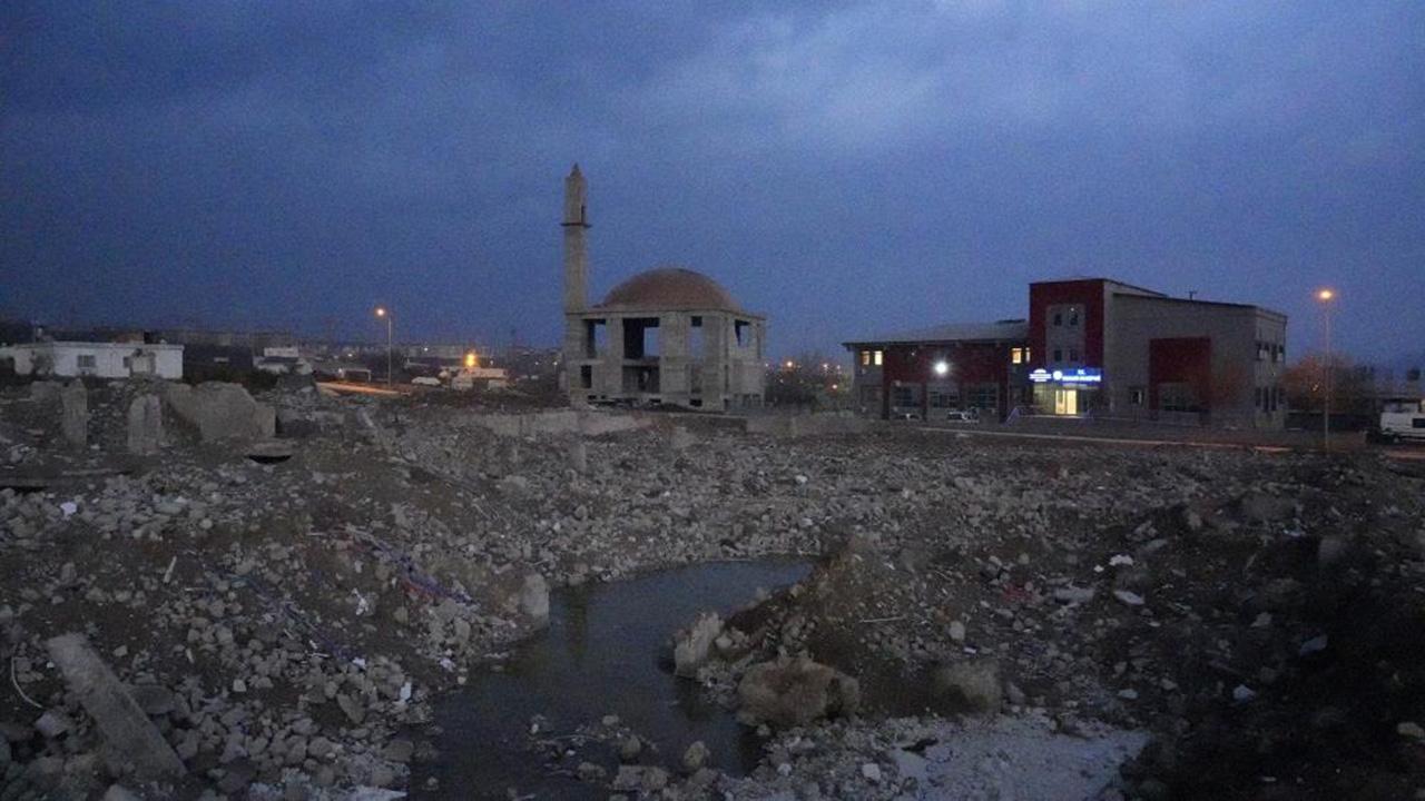 Nurdağı'nda Depremde Yıkılan Bir Mahallede Bir Tek Cami Ayakta Kaldı1