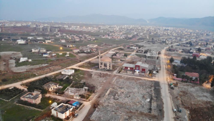 Nurdağı'nda Depremde Yıkılan Bir Mahallede Bir Tek Cami Ayakta Kaldı3