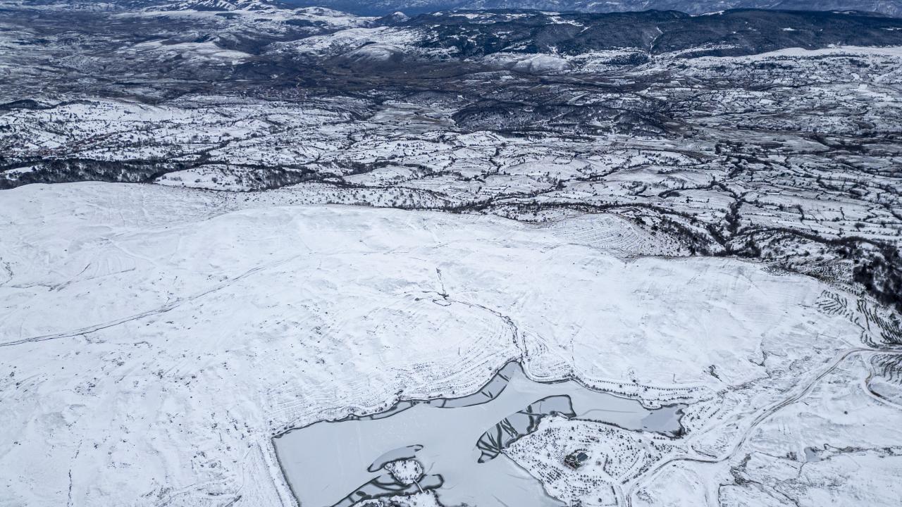 Tokat il merkezine 85 kilometre uzaklıkta bulunan Başçiftlik ilçesindeki Üçoluk Göleti, son günlerde etkili olan soğuk havalar nedeniyle buz tuttu. 