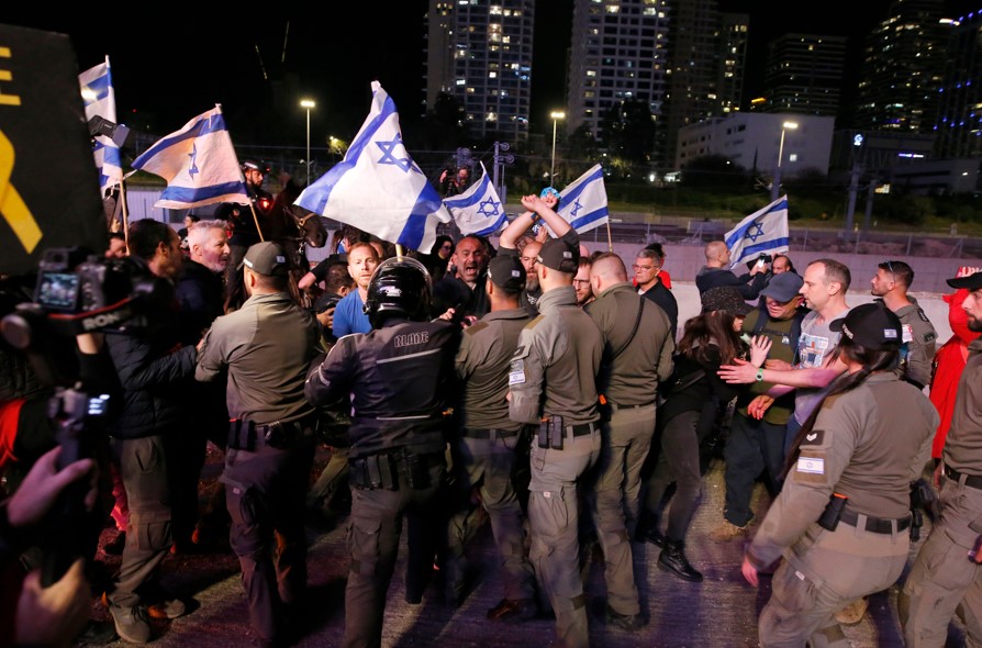 Binlerce İsrailli Netanyahu'ya Istifa Çağrısı Yaptı4