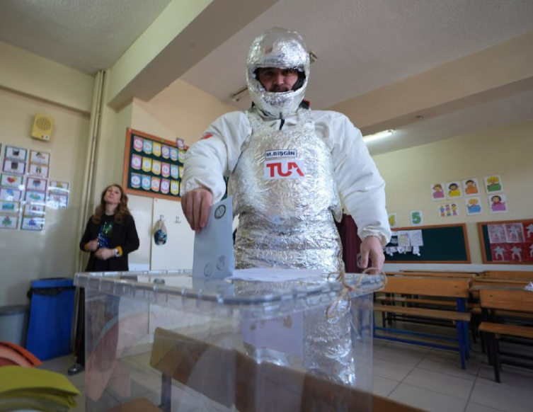 Düzce'de Muay Thai Milli Sporcusu, Astronot Kostümüyle Oy Kullandı1