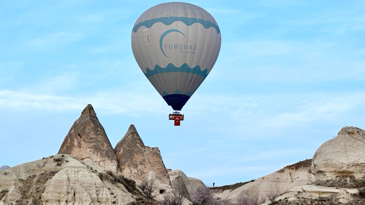 Kapadokya'da Balonlar Türk Bayraklarıyla Havalandı1