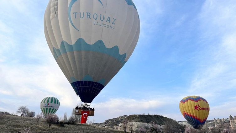 Kapadokya'da Balonlar Türk Bayraklarıyla Havalandı2