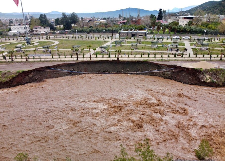 Osmaniye'de Kuvvetli Yağış Nedeniyle Toprak Yol Çöktü2