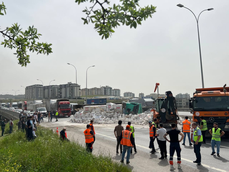 3 Kamyon Çarpıştı, Otoyolda Ulaşım Aksadı