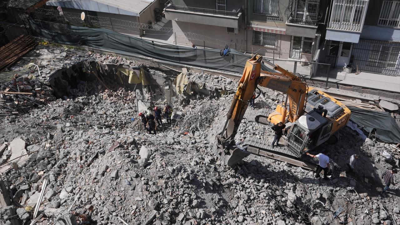 Ankara'da Yıkım Çalışması Yapılan Binada Çökme1