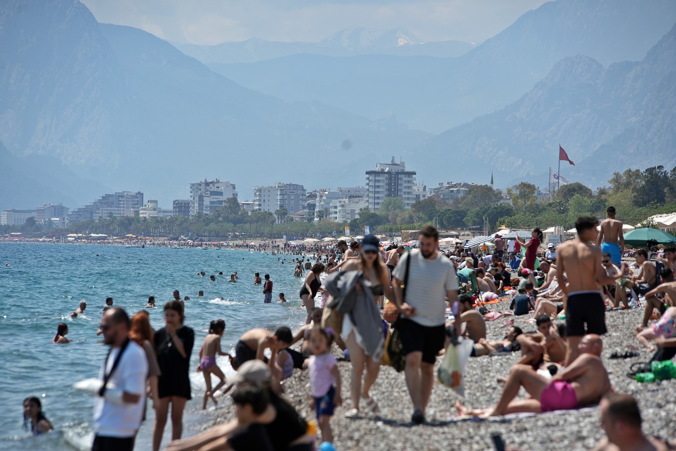 Antalya’da Sahillerde Tatil Yoğunluğu1