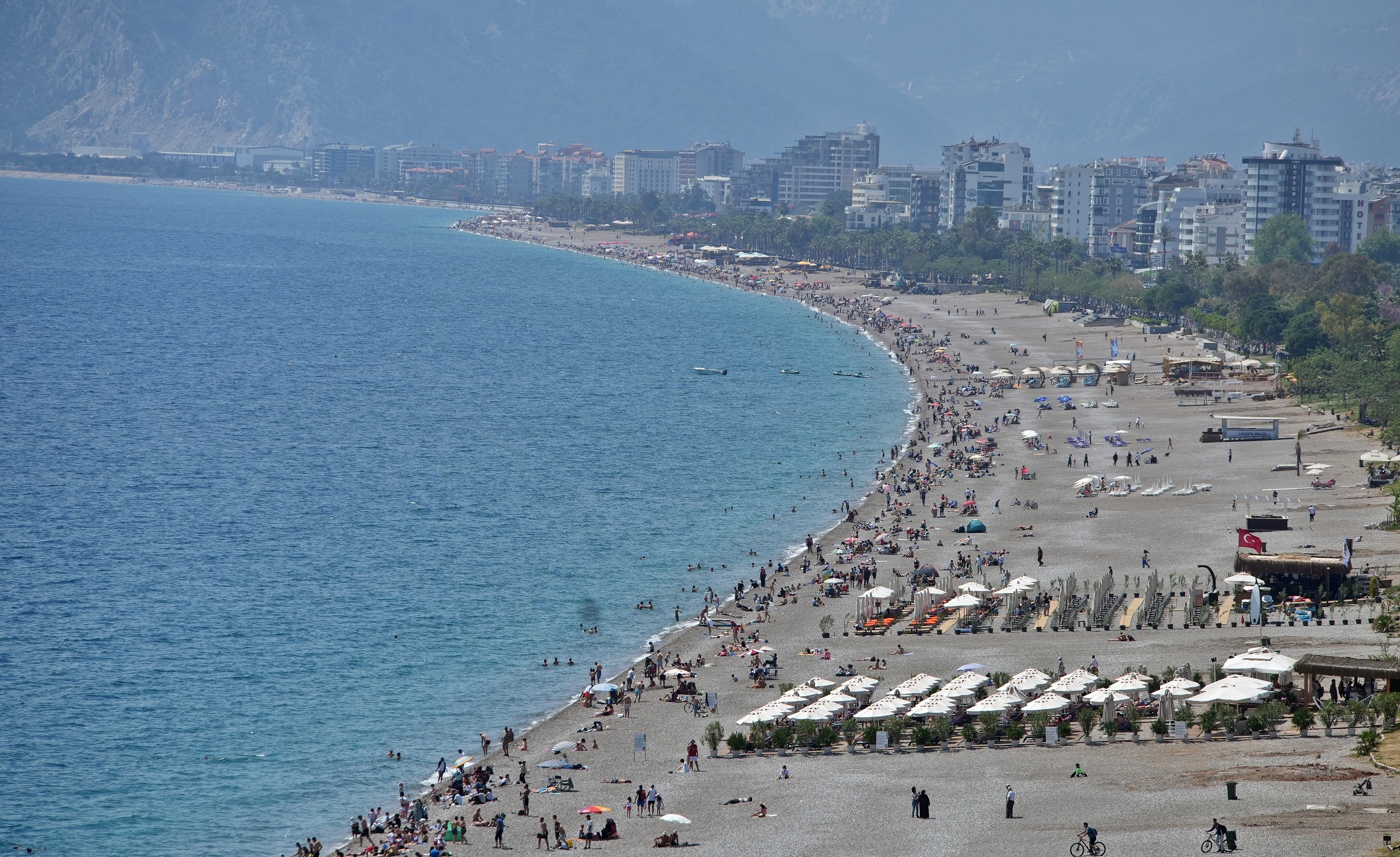 Antalya’da Sahillerde Tatil Yoğunluğu4