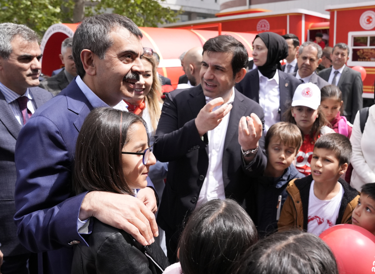 Bakan Tekin, Meclis'teki 23 Nisan Etkinlik Alanlarını Gezdi1