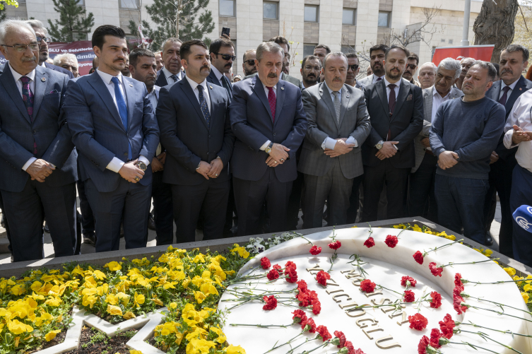 Bbp Genel Başkanı Destici, Yazıcıoğlu'nun Kabrini Ziyaret Etti1