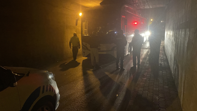 Bolu'da Alt Geçide Sıkışan Yolcu Otobüsü Kurtarıldı2