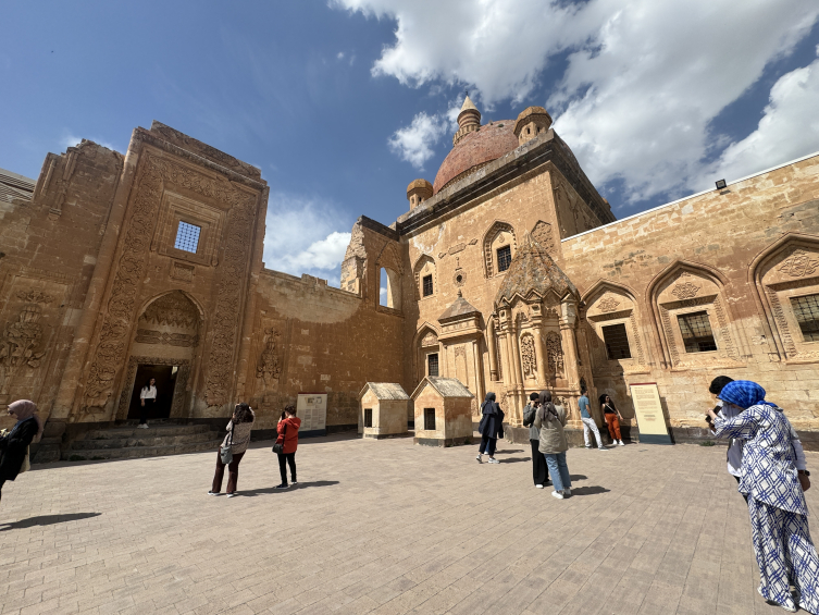 Turistler Rotayı İshak Paşa Sarayı'na Çevirdi2