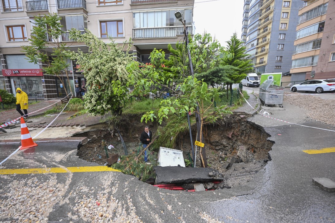 Ankara'da Çöken Yol Elektrik Direğini Yuttu1