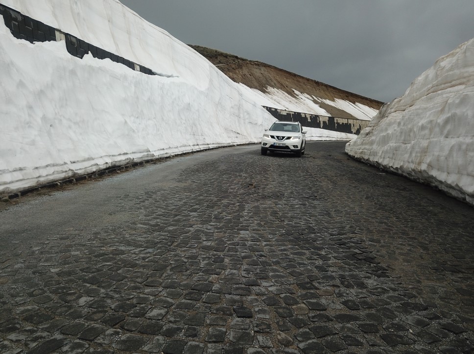 Bitlis'te Mayıs Ayında 5 Metrelik Kar Tünelleri1