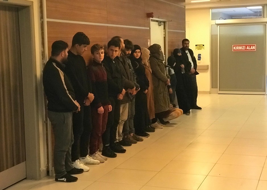 Edirne'de Polis Aracına Çarpan Otomobilde 14 Düzensiz Göçmen Yakalandı3