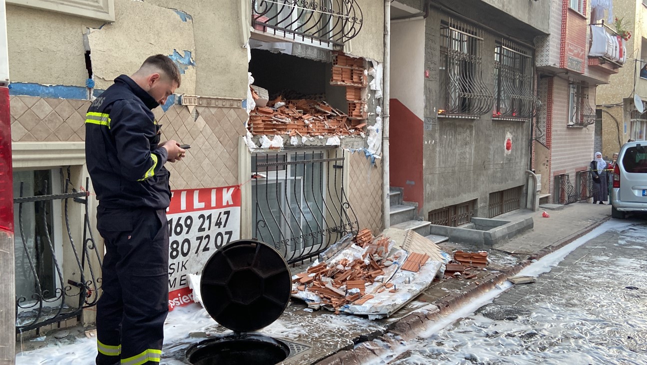 İstanbul’da Rögar Patladı, Dairenin Duvarı Yıkıldı