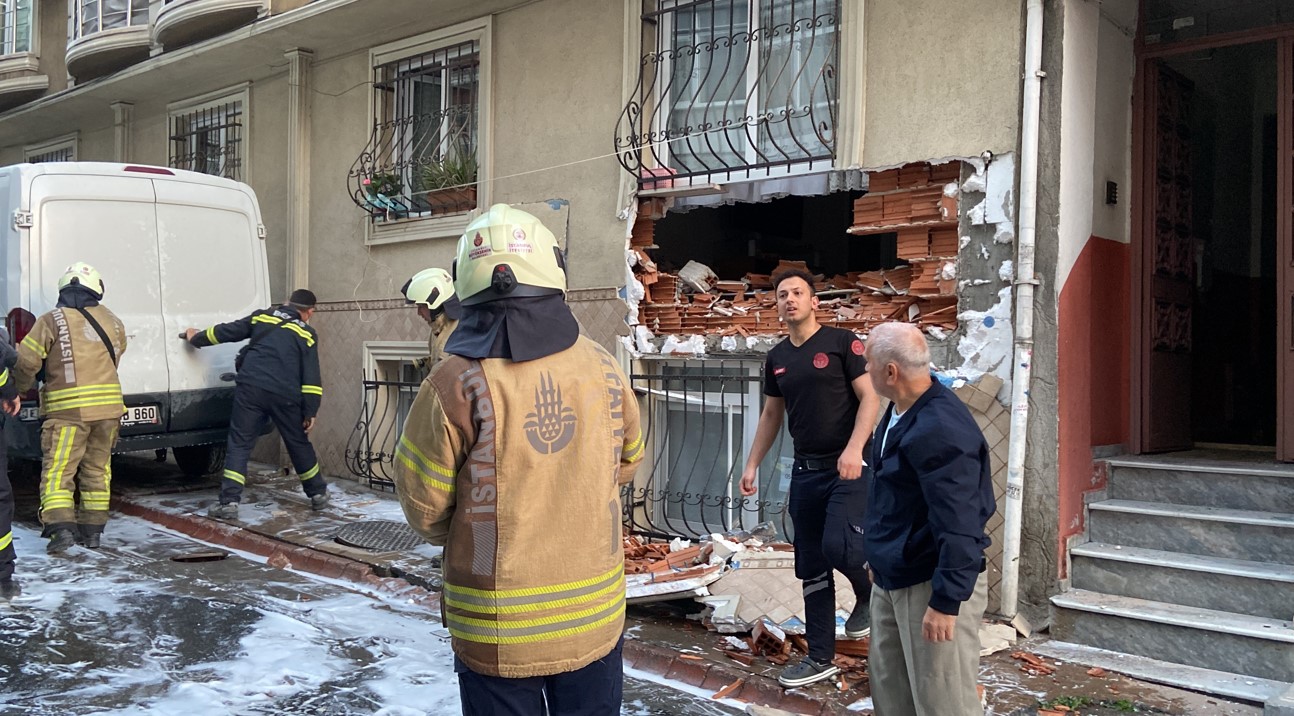 İstanbul’da Rögar Patladı, Dairenin Duvarı Yıkıldı2