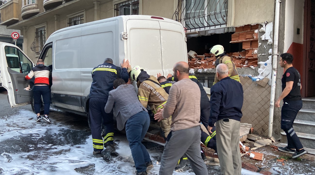 İstanbul’da Rögar Patladı, Dairenin Duvarı Yıkıldı3