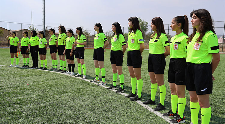 Sivas’ta 35 Kadın Hakem Futbolun Çehresini Değiştirdi 3