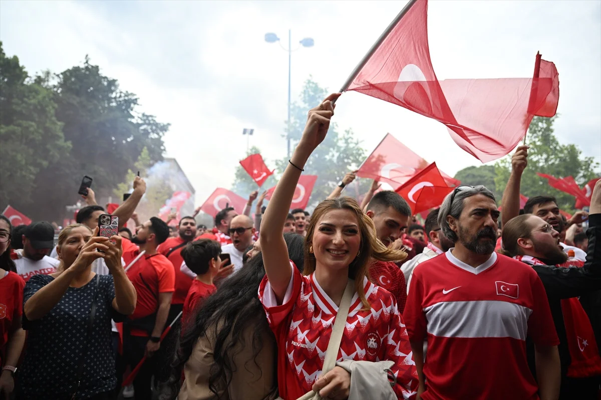 A Milli Takım'a Büyük Destek, Dortmund Sokakları Kırmızı Beyaz Oldu11