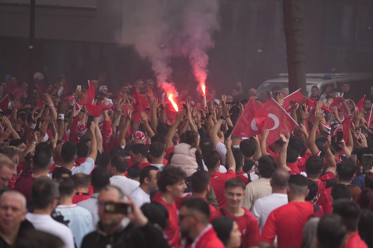 A Milli Takım'a Büyük Destek, Dortmund Sokakları Kırmızı Beyaz Oldu3