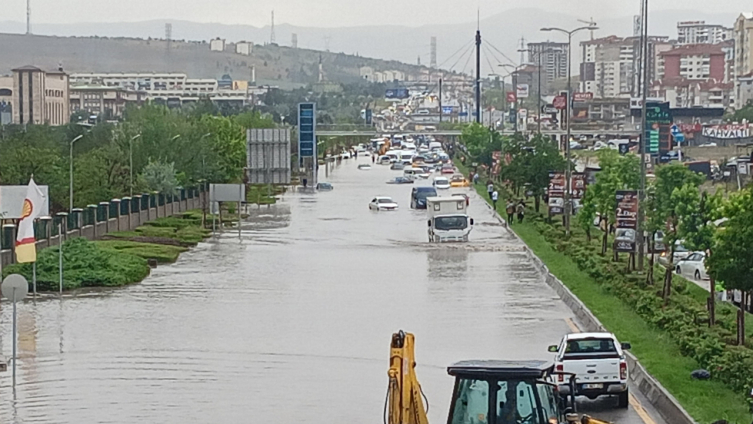 Ankara’da Caddeler Göle Döndü, Otomobiller Suya Gömüldü1