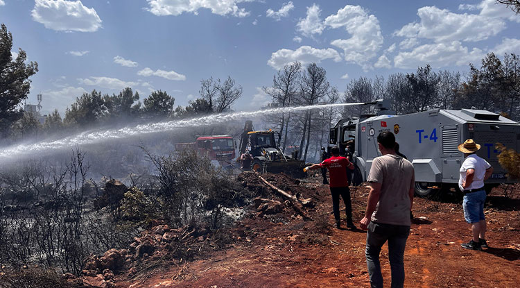 Antalya’da Yerleşim Yerine Yakın Ağaçlık Alanda Yangın Çıktı2