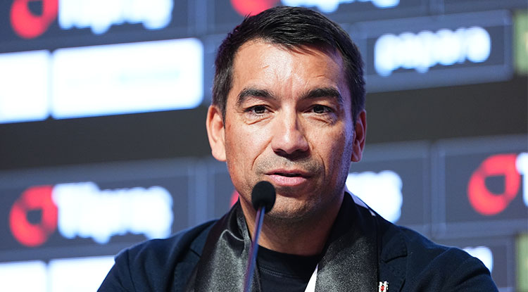 Beşiktaş, Giovanni Van Bronckhorst Için Imza Töreni Düzenledi 1