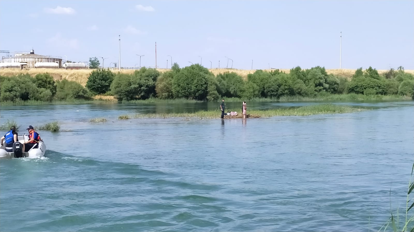 Dicle Kıyısında Mahsur Kalan Aile Kurtarıldı