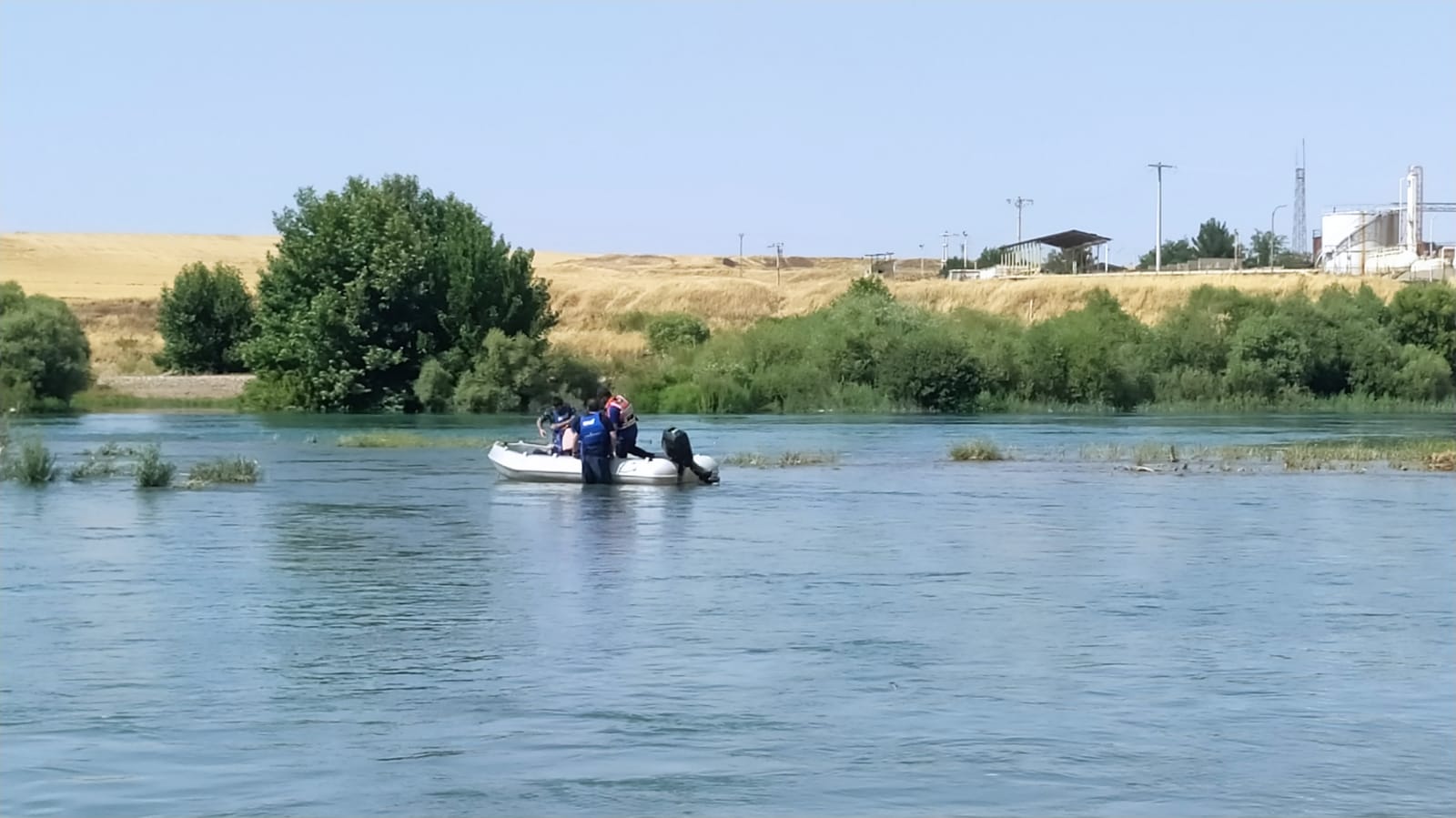 Dicle Kıyısında Mahsur Kalan Aile Kurtarıldı2