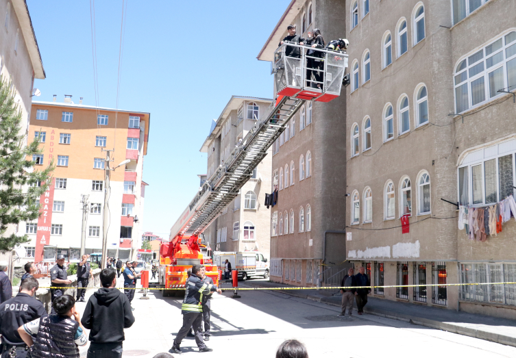 Erzurum'da 5 Katlı Binanın Merdiveni Çöktü1