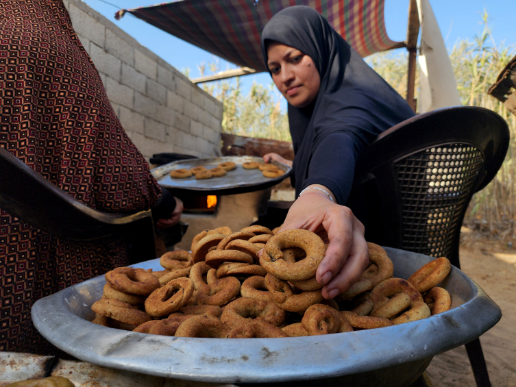 Gazze’de Kadınlar Enkaz Üzerinde Pişirdikleri Geleneksel Kurabiyelerle Bayram Sevincini Yaşatmaya Çalışıyor1