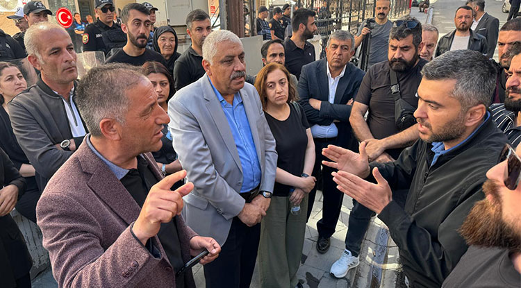 Hakkari Belediye Başkanı Mehmet Sıddık Akış, Van'da Gözaltına Alındı. 1