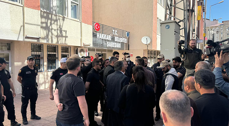 Hakkari Belediye Başkanı Mehmet Sıddık Akış, Van'da Gözaltına Alındı. 2