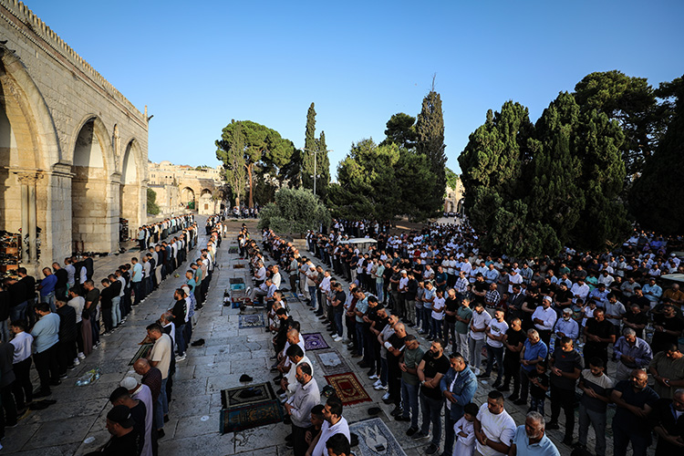 İsrail Polisinin Kısıtlamalarının Altında Mescid I Aksa'da Bayram Namazı1