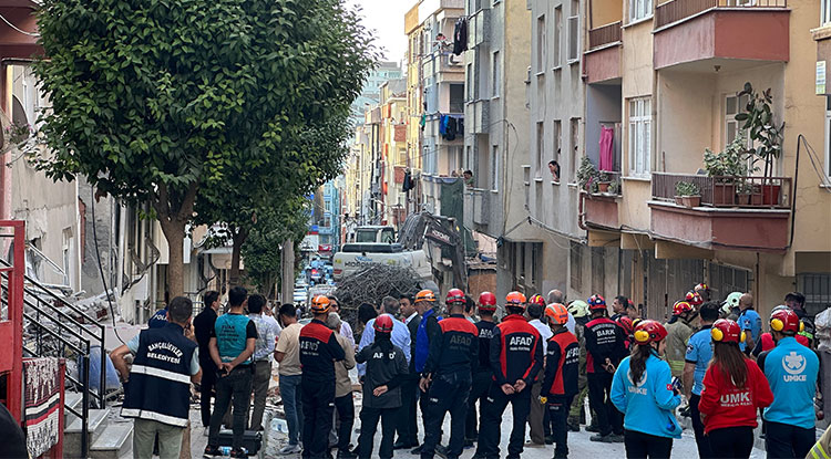 İstanbul Bahçelievler'de 4 Katlı Bina Kısmen Çöktü