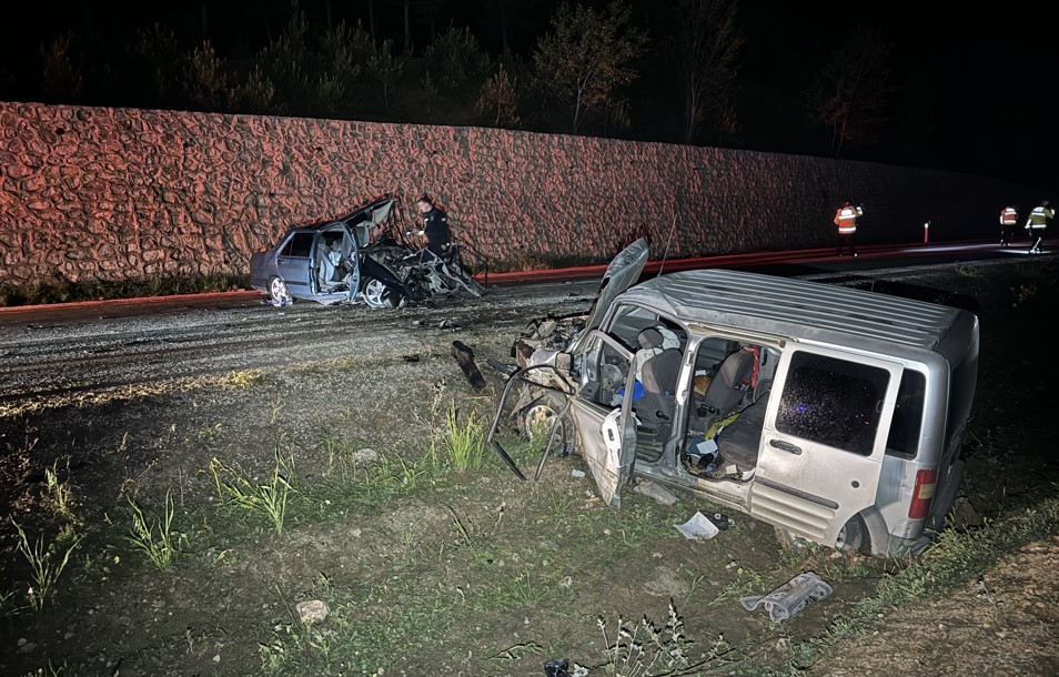 Kastamonu'da Otomobil Ile Hafif Ticari Araç Çarpıştı1