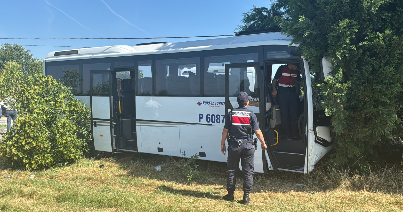 Kocaeli'de Tır Ile Servis Minibüsü Çarpıştı